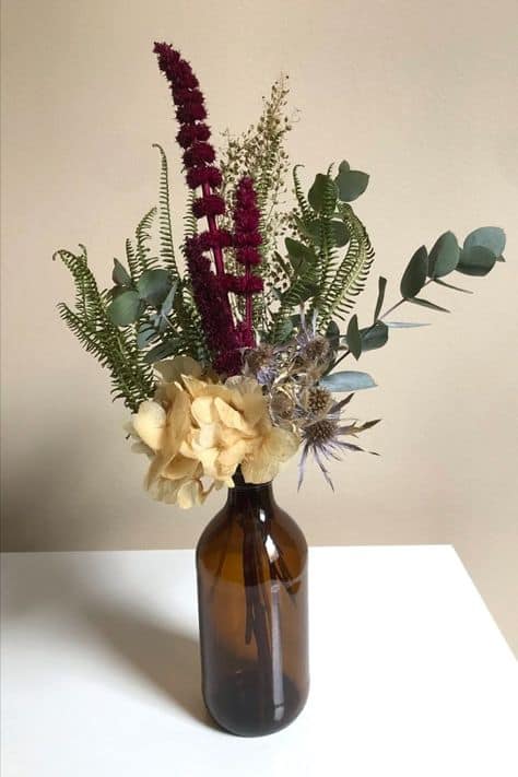 garrafa com flores secas