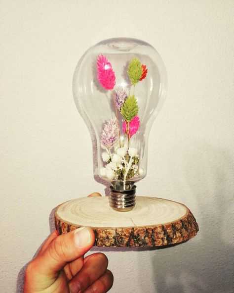 lampada com flores secas