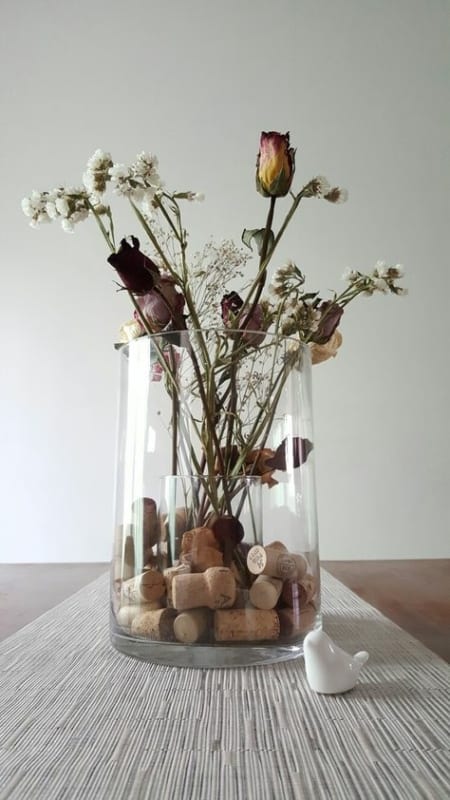 vidro com flores secas