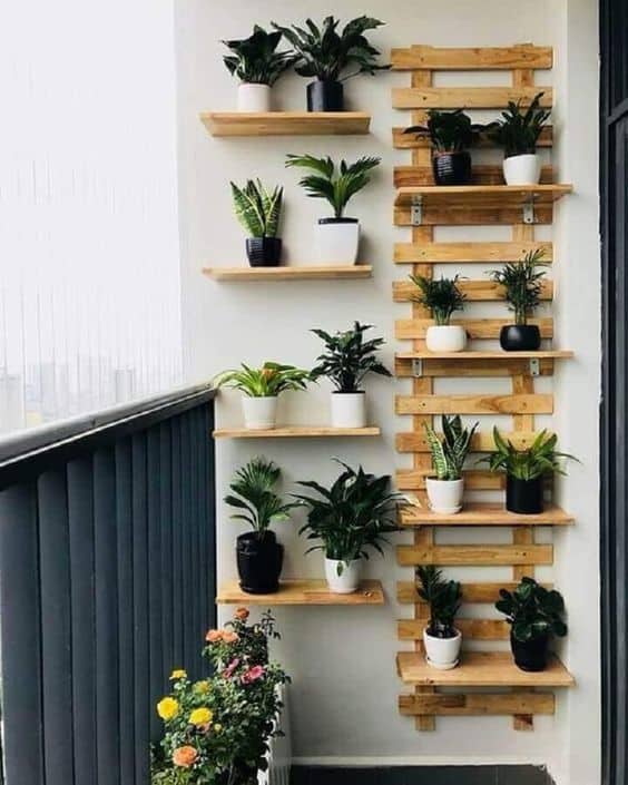 lindo suporte de madeira para plantas