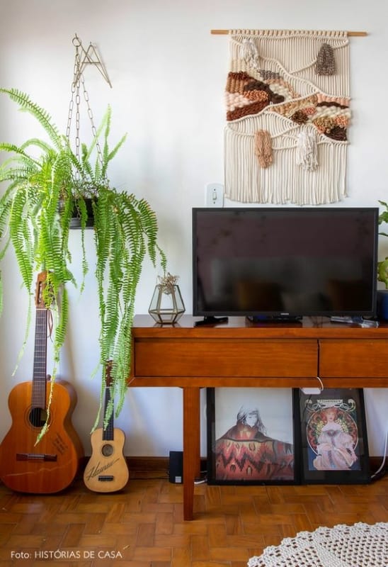 1 sala com vaso plastico suspenso samambaia Historias de Casa