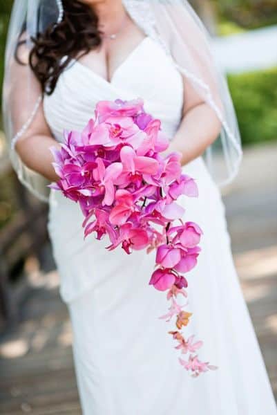 12 noiva com buque cascata de orquideas WeddingWire