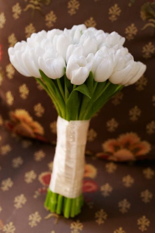 17 buque de tulipas brancas Style Me Pretty