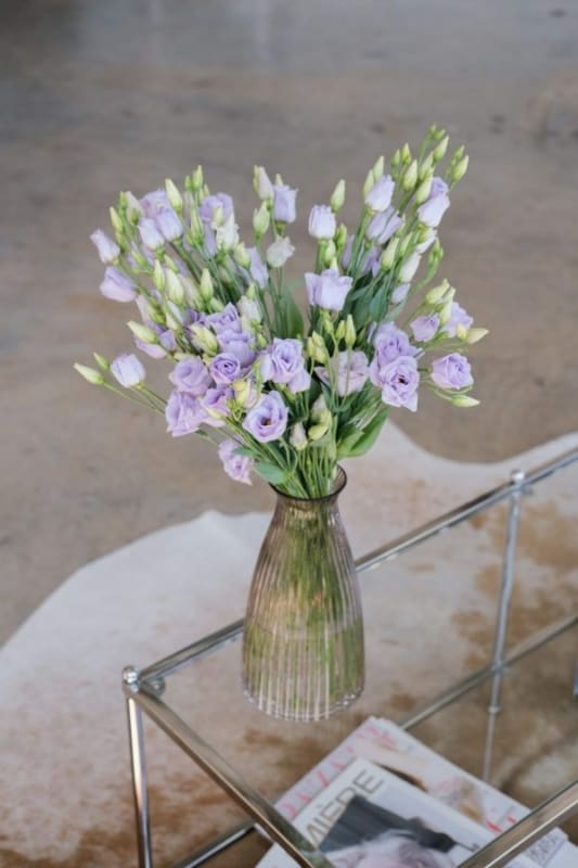 24 arranjo de flores lilas de lisianto Studio Le Botanique