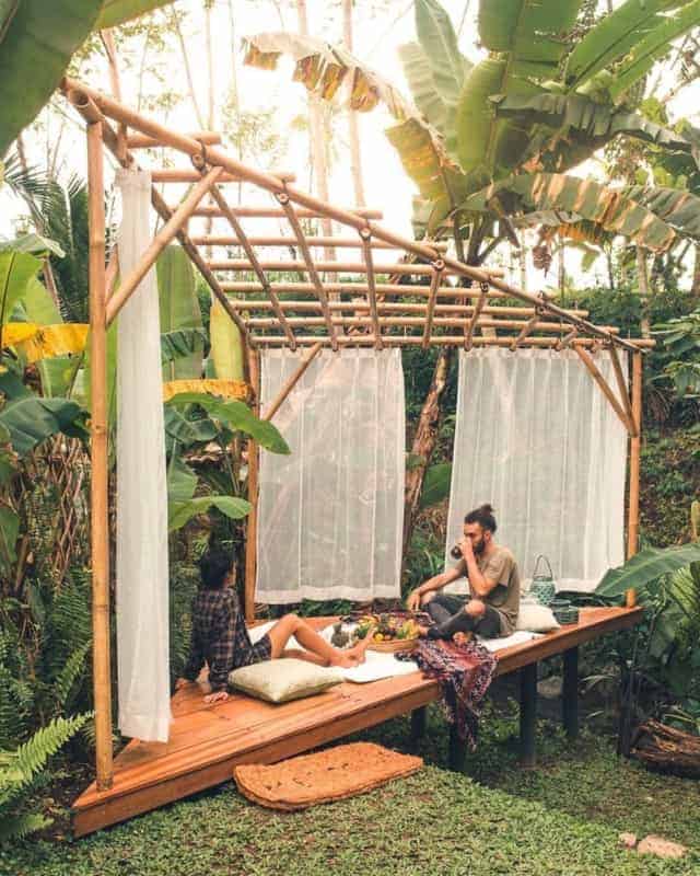 3 jardim com pergolado de bambu e deck Pinterest