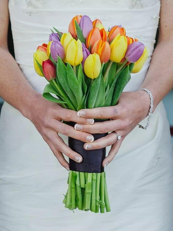 31 buque colorido de tulipas The Knot