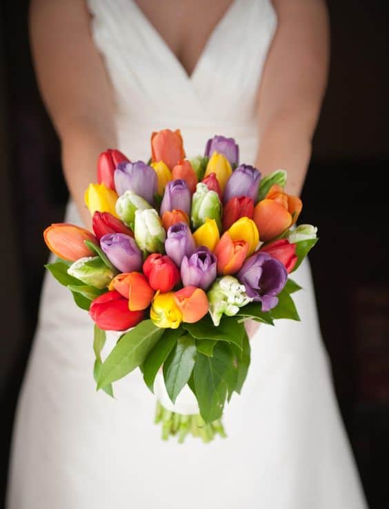 32 noiva com buque colorido de tulipas Deavita