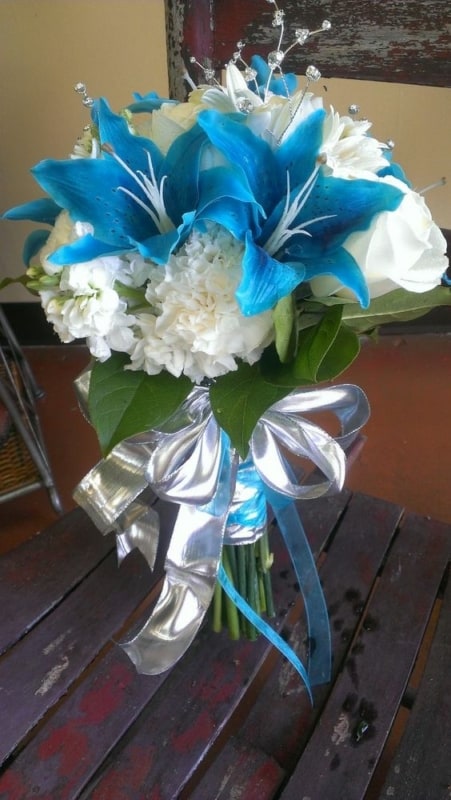 34 buque com flores de lirio azul Pinterest