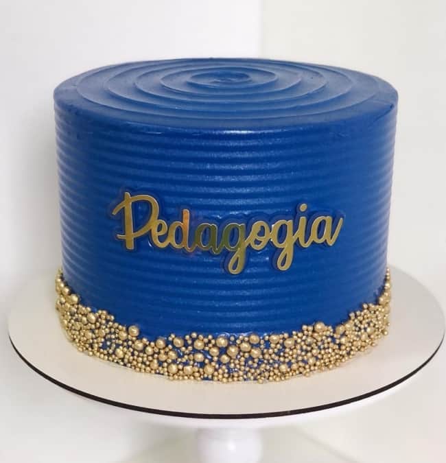 12 bolo azul e dourado de formatura pedagogia @docessensacoesconfeitaria