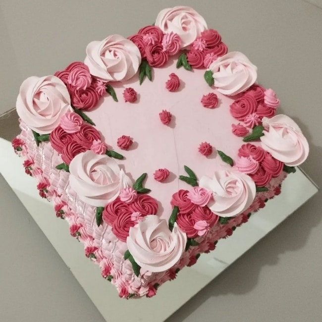 Bolo Rosas rosa  Bolo de aniversário quadrado, Decoração do bolo