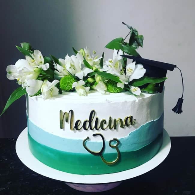 39 bolo formatura medicina decorado com flores @ deliciasdaclara