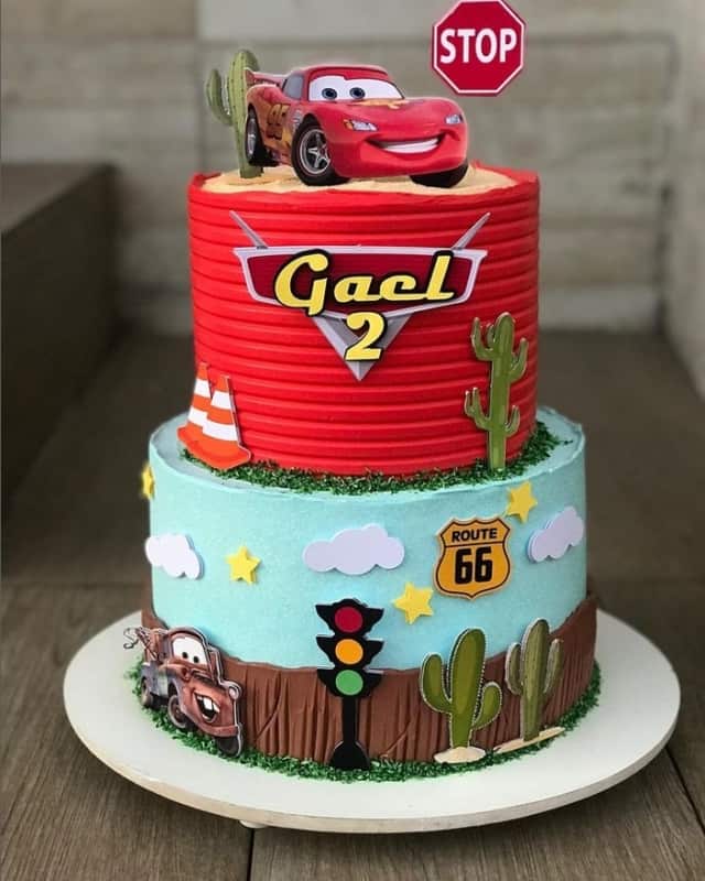 Bolo de chantilly dois andares infantil dos carros. 