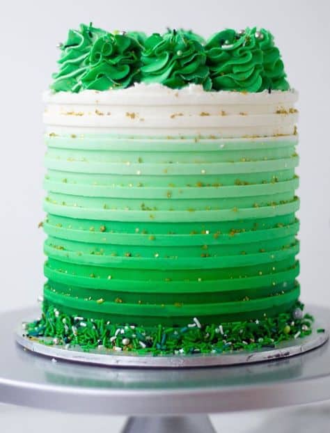 Bolo masculino verde musgo em 2023  Bolos de aniversário verde, Bolos de  aniversário para homens, Bolos de aniversário