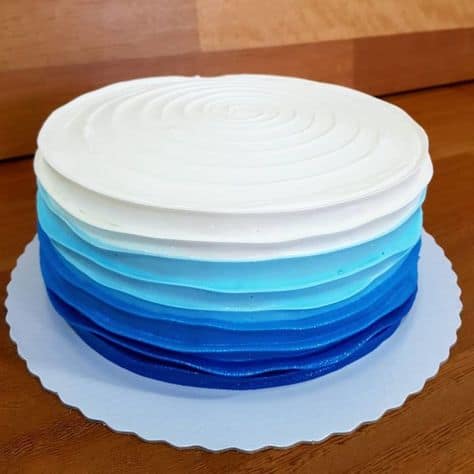 bolo de chantilly branco e azul