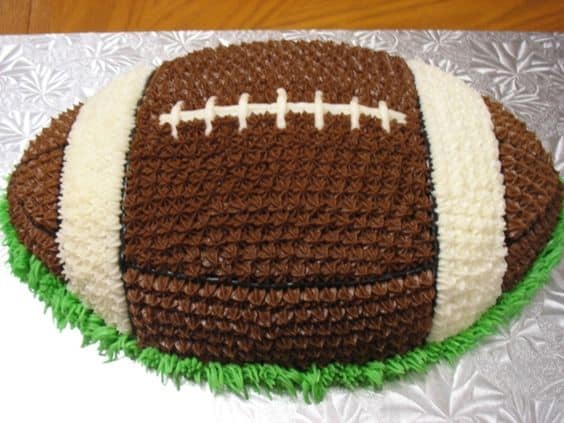 bolo de futebol americano de chocolate