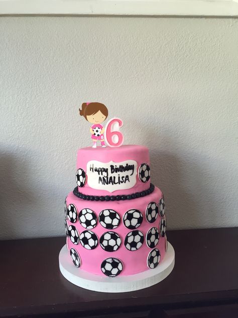 bolo de futebol feminino rosa