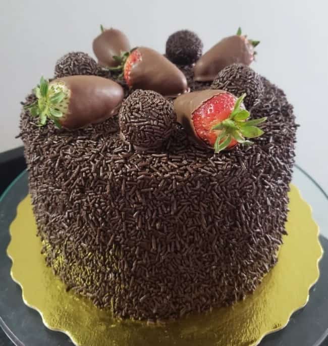 10 bolo de chocolate com granulado @emconfeitariaartesanal
