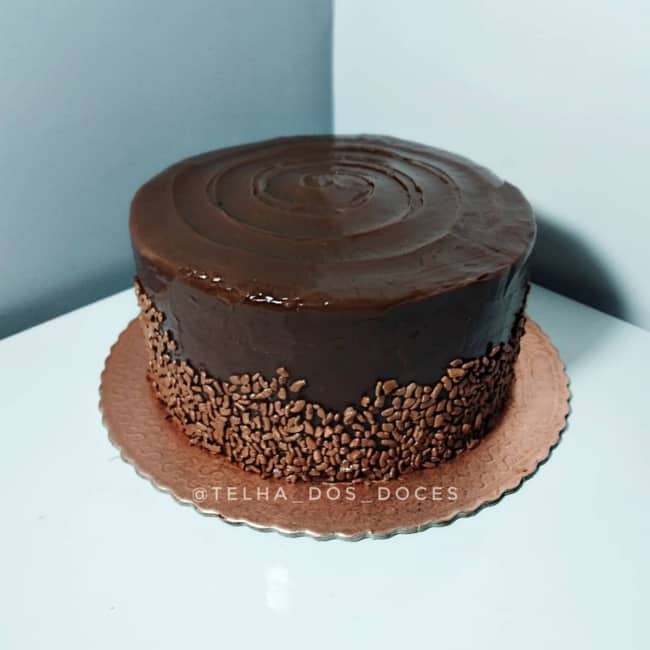 11 bolo de chocolate simples com granulado @telha dos doces