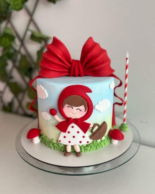12 bolo decorado e redondo Chapeuzinho Vermelho @adocicatta boleria