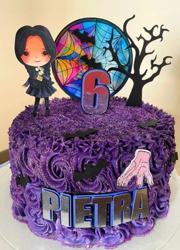 13 bolo decorado Wandinha @doceede mae