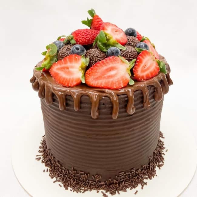 17 bolo de chocolate decorado com morangos no topo @chocolat sucree