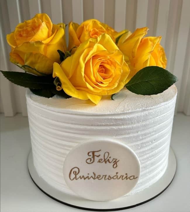 18 bolo de chantilly branco com flores @maristelamarquesatelier