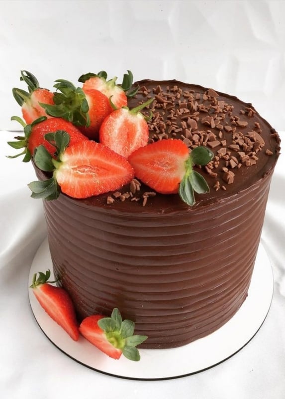 19 bolo de chocolate decorado com morangos @janetardocchiconfeitaria