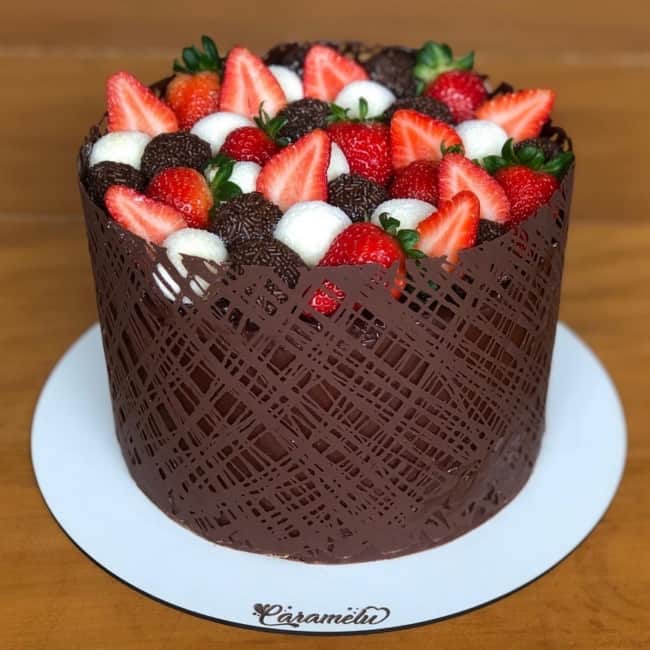 19 bolo decorado em chocolate e morango @ caramelu