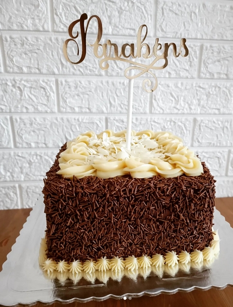 19 bolo quadrado de chocolate com granulado @tatianedoceslembrancas