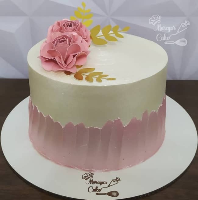 Bolo feminino com rosas em chantilly