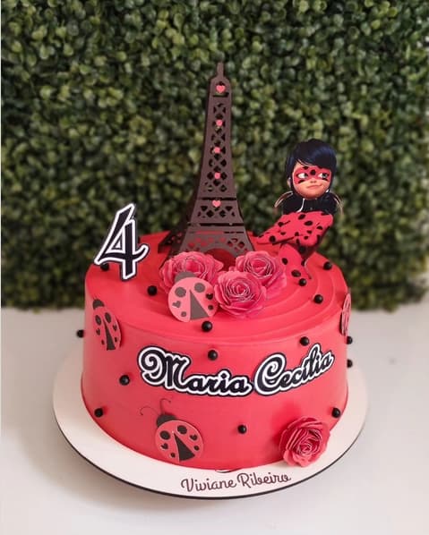 2 bolo vermelho Ladybug @vivianeribeiroconfeitaria