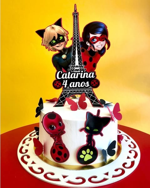 20 bolo branco Ladybug e Cat Noir @caramel atelie docura