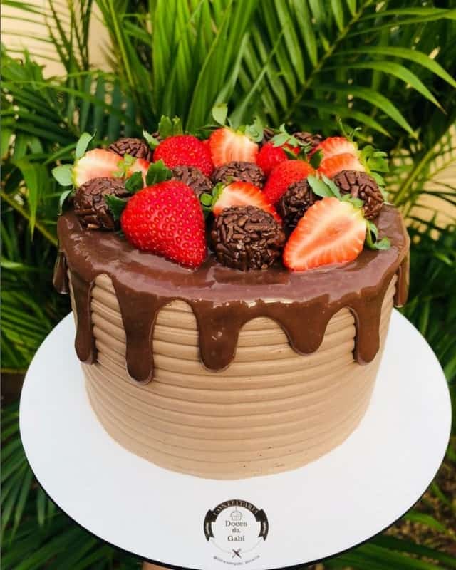 21 bolo decorado com chocolate e morangos @confeitaria cravocanela