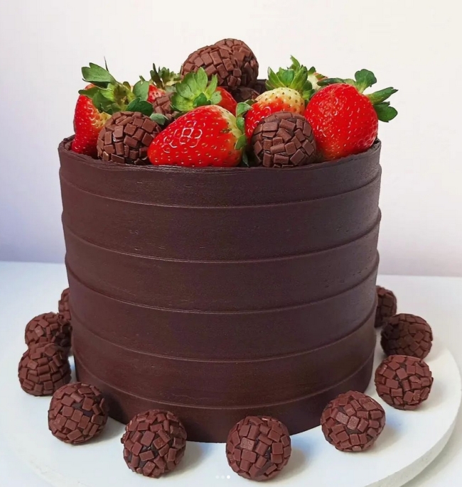 22 bolo decorado em chocolate com morangos @bolosdajamile 1