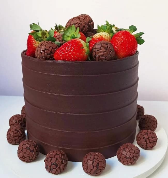 22 bolo decorado em chocolate com morangos @bolosdajamile