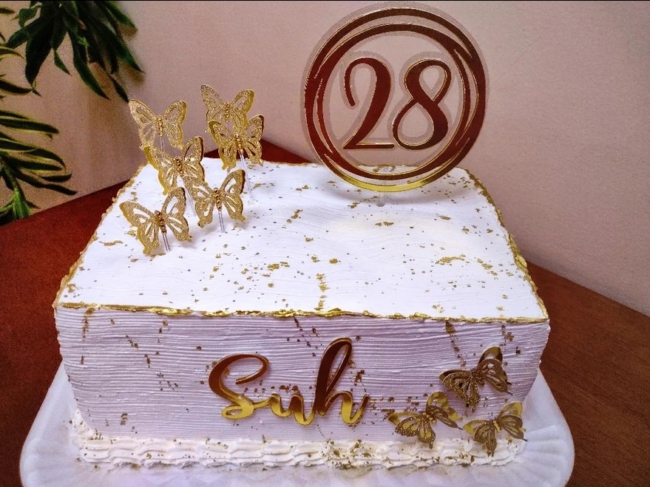 22 bolo quadrado branco e dourado @raquelbolosedoces
