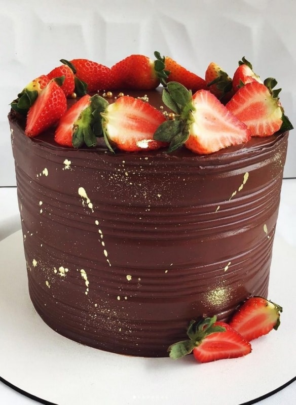 24 bolo de chocolate com morangos @janetardocchiconfeitaria