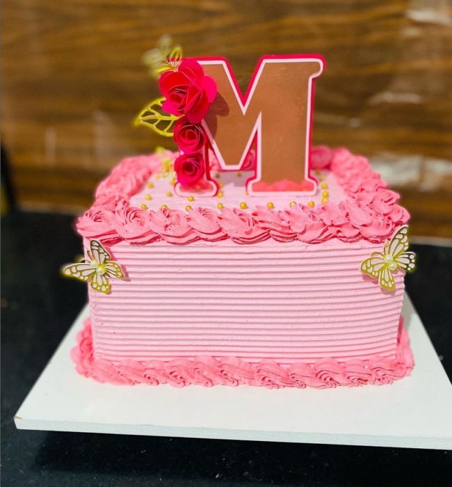 25 bolo quadrado rosa com topper @belas delicias