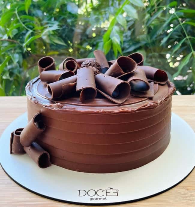 26 bolo de chocolate decorado @docee gourmet