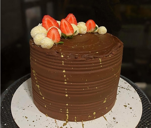27 bolo decorado e redondo de chocolate @docuranopote ofc