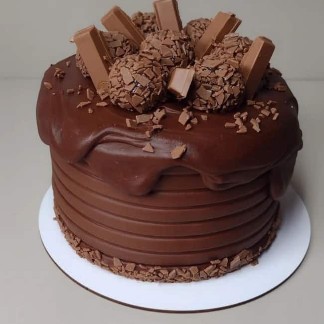 3 bolo decorado com ganache chocolate @janainabconfeitaria