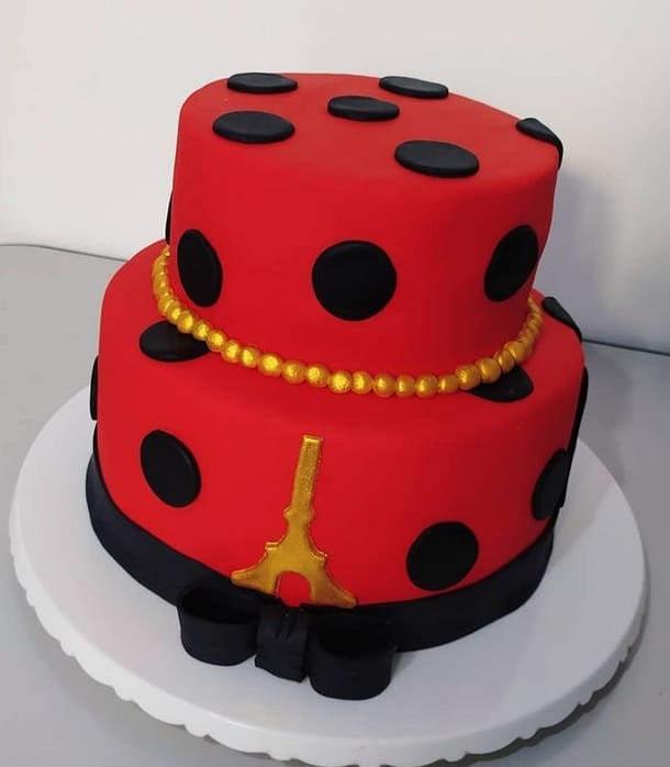 30 bolo Ladybug 2 andares em pasta americana @suellencakedesigner