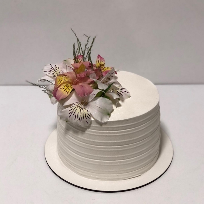 30 bolo simples chantilly com flores @bolos da patricia