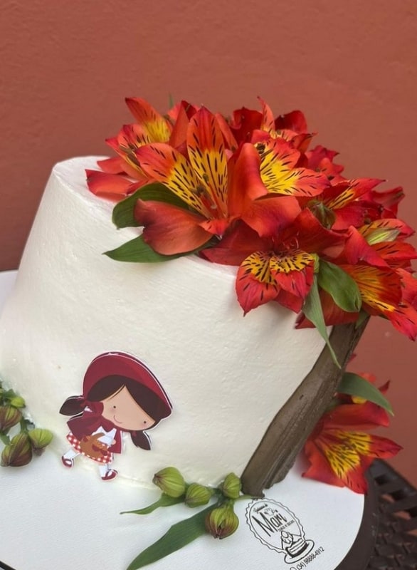 31 bolo com flores Chapeuzinho Vermelho @marianawahlus