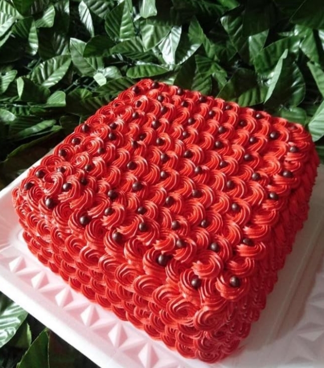 35 bolo vermelho quadrado @thiane cakes