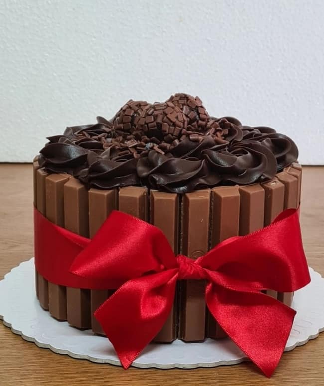 37 bolo chocolate com KitKat e fita @caramella bolo