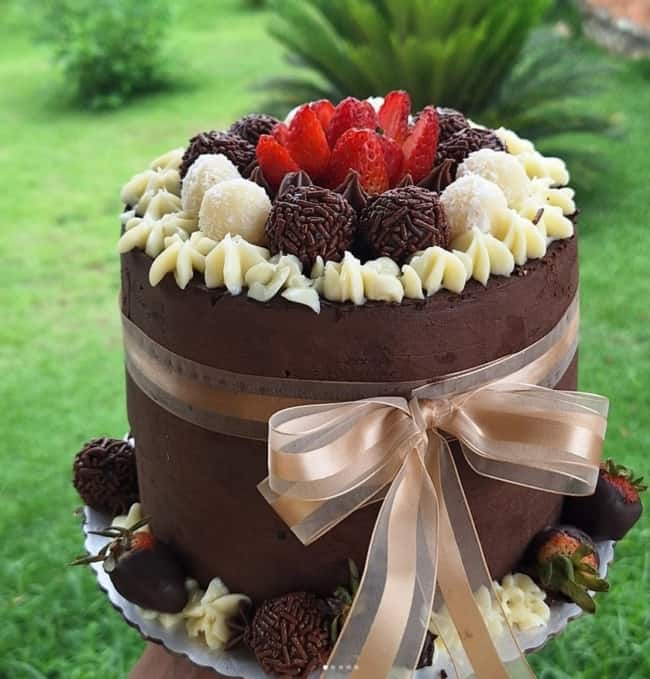 39 bolo de chocolate decorado com fita @marcos bolos doces