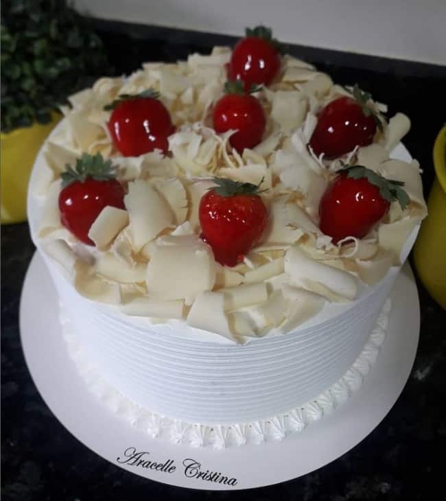 42 bolo decorado chocolate branco e morangos @aracelle cristina1