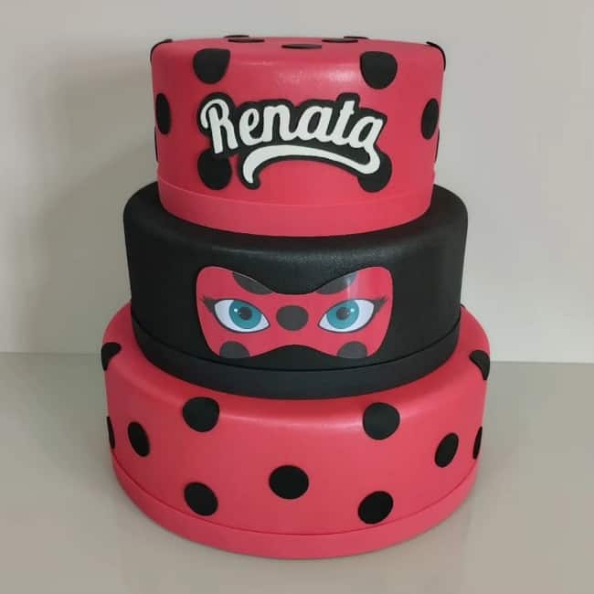 42 bolo fake e personalizado Ladybug @uebafestas