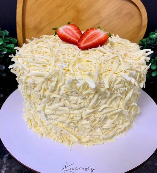 43 bolo simples decorado em chocolate branco @confeitaria kairos